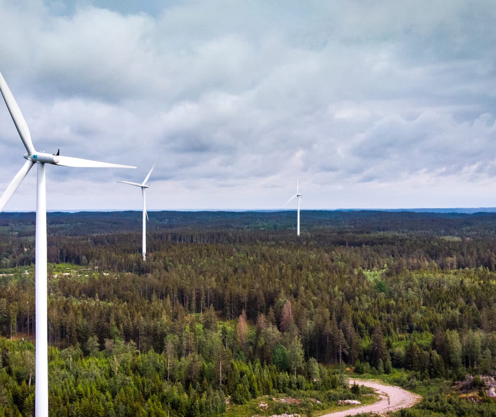 vindkraftverk, vindkraft, elenergi, energieffektiviseringsfond, el, vindkraftspark, himmel, propeller, propellerblad, vindenergi, energi, miljömärkt, miljömärkning, skog, träd, himmel, energiproduktion, moln